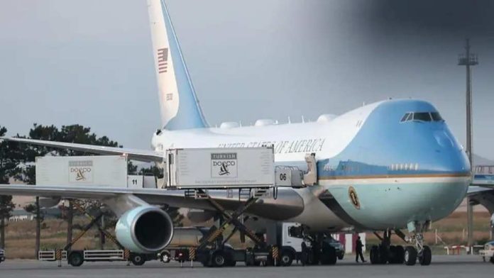 Trump se escondió en un contenedor de comida para cambiar de avión en secreto por una amenaza de Irán