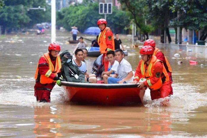 China evacúa a miles de personas mientras el tifón Narra trae lluvias torrenciales.
