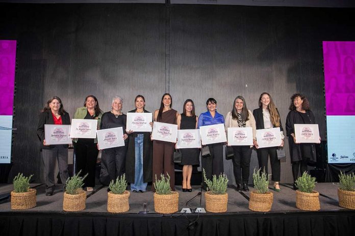 Mujer Impacta premió a 10 emprendedoras sociales que están contribuyendo a generar un cambio social y cultural en Chile