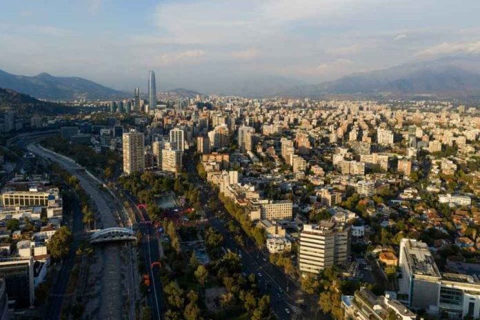 Imacec sorprende al alza y redefine las decisiones de inversión inmobiliaria expertos afirman que los inversionistas vuelven a mirar el mercado local sin dejar de diversificar en el extranjero Imacec sorprende al alza y redefine las decisiones de inversión inmobiliaria: expertos afirman que los inversionistas vuelven a mirar el mercado local sin dejar de diversificar en el extranjero