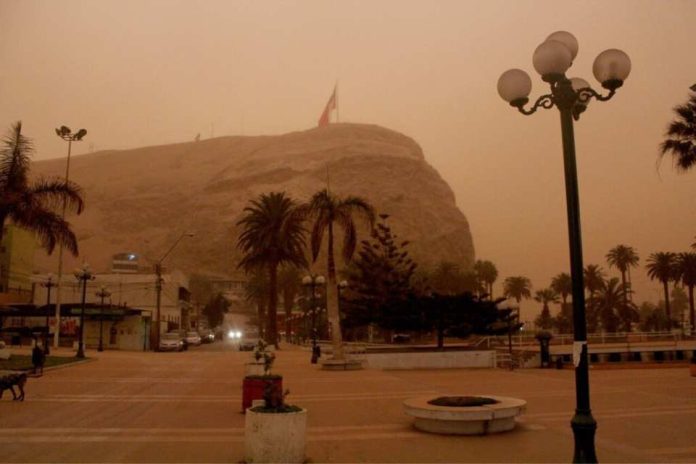 Fuertes vientos sorprenden a Arica mientras condiciones climáticas obligan a cerrar rutas y suspender clases en Parinacota