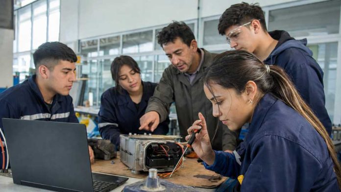 OTIC CChC en el Día de la Juventud: “El talento joven existe pero faltan oportunidades para prepararlo para su primer empleo”