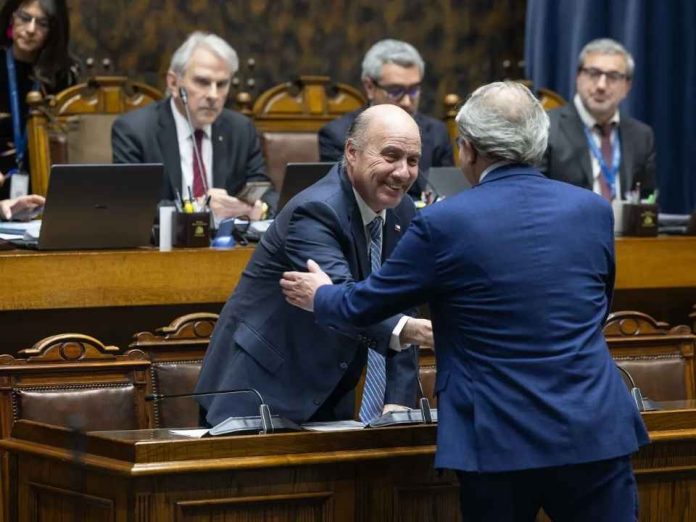 Proyecto de reconstrucción con aprobación de vetos supresivos Cámara Alta termina trámite (1) Proyecto de reconstrucción: con aprobación de vetos supresivos Cámara Alta termina trámite