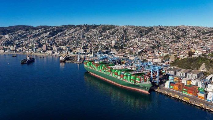 Puerto Valparaíso recibe a uno de los buques de mayor tamaño que han arribado al país. Tampa Triumph, portacontenedores tipo New Panamax, con capacidad para 14.000 TEUs