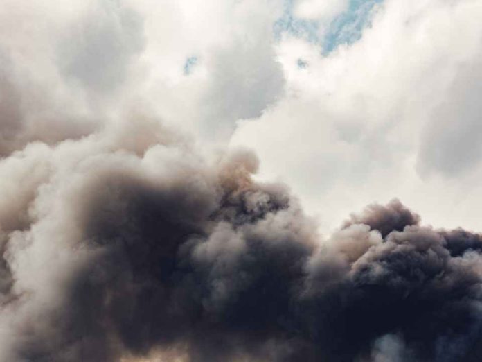 Toxicólogo advierte por riesgos sanitarios y ambientales tras incendio químico en Quilicura