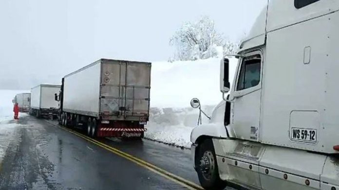 Camioneros advierten compleja situación fronteriza por temporales: Paso Los Libertadores está cerrado hace 18 días
