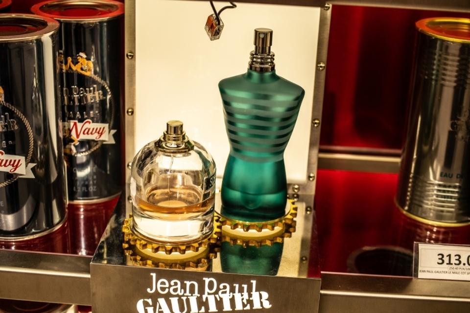 Clásicos de la perfumería masculina que siguen vigentes décadas después, Jean Paul Gaultier Le Male. Cómo reconocer una versión original, una reformulación y una réplica