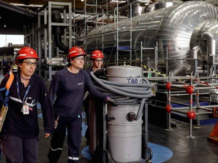 España ralentiza el abandono de la energía nuclear en medio de la turbulencia energética. Un cambio significativo en las políticas permite ganar tiempo para la acumulación de baterías. España ralentiza el abandono de la energía nuclear en medio de la turbulencia energética. Un cambio significativo en las políticas permite ganar tiempo para la acumulación de baterías.