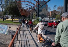Expertos internacionales recorrieron Santiago en bicicleta para analizar su transformación urbana