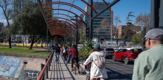 Expertos internacionales recorrieron Santiago en bicicleta para analizar su transformación urbana