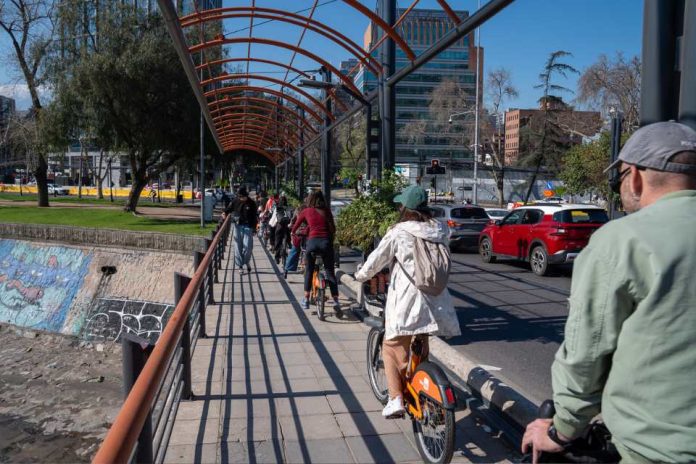 Expertos internacionales recorrieron Santiago en bicicleta para analizar su transformación urbana Expertos internacionales recorrieron Santiago en bicicleta para analizar su transformación urbana