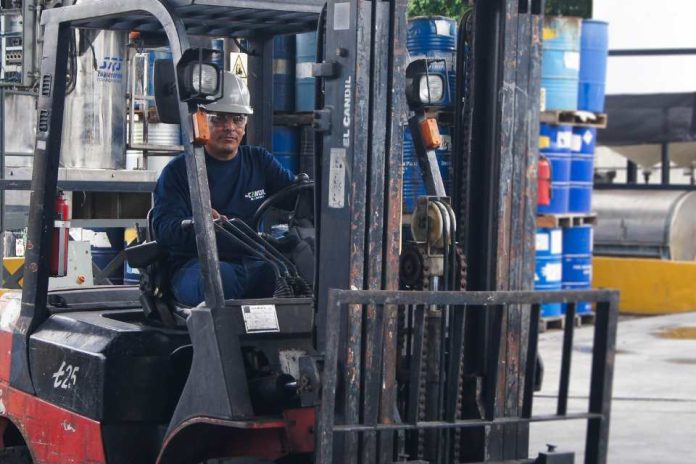 Fiestas Patrias dispara casi 50% la contratación de trabajadores temporales estos son los cargos más buscados