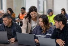 Reportaje | El desacople del mercado laboral chileno en cifras: 1 de cada 4 trabajadores expuestos a la automatización no puede reconvertirse