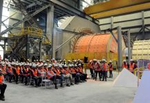 Los supervisores sindicalizados de la mina de cobre Escondida de BHP en Chile siguen lejos de alcanzar un nuevo convenio colectivo, ya que el tiempo se agota rápidamente antes de que comience el período de mediación obligatorio, dijo el martes el líder sindical Alexis Barrera. La empresa tiene hasta el miércoles para presentar una oferta a votación de los trabajadores. Si los trabajadores rechazan la oferta de la empresa, se iniciará un proceso de mediación gubernamental obligatorio de al menos cinco días. Si no se llega a un acuerdo, el proceso de mediación podrá prorrogarse otros cinco días antes de que los trabajadores tengan permiso legal para declararse en huelga. Según los cálculos del sindicato, la última propuesta de la empresa ofrece poco más de lo que ya contempla el convenio colectivo vigente en términos de salario y prestaciones, dijo Barrera. El sindicato ha rechazado la exigencia de la empresa de que los supervisores reciban formación para las operaciones de la planta, incluido el manejo de camiones, argumentando que esas funciones corresponden al personal de planta. La gerencia de Escondida busca un sistema de turnos rotativos de 14 días de trabajo y 14 días de descanso, lo cual, según Barrera, el sindicato no aceptará. “Estamos muy lejos de llegar a un acuerdo. Aún estamos lejos de lograrlo”, declaró Barrera en un comunicado del sindicato. “Nuestros trabajadores confían plenamente en la junta directiva y, si es necesario votar para ir a la huelga, sin duda lo lograremos”. (Información de Fabian Cambero; Edición de Anthony Esposito)