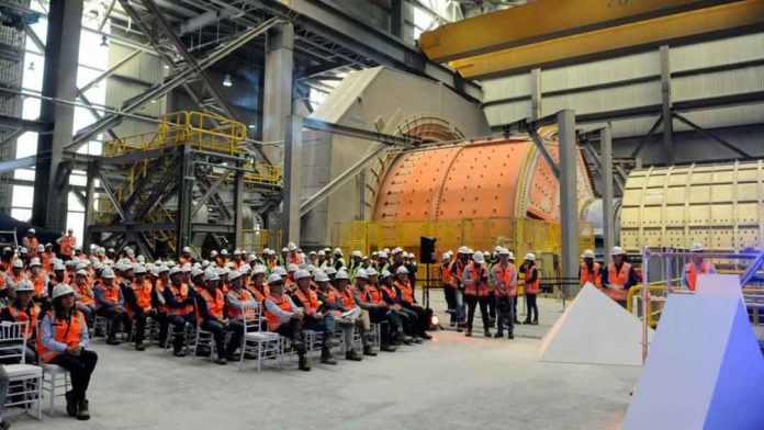 Los supervisores sindicalizados de la mina de cobre Escondida de BHP en Chile siguen lejos de alcanzar un nuevo convenio colectivo, ya que el tiempo se agota rápidamente antes de que comience el período de mediación obligatorio, dijo el martes el líder sindical Alexis Barrera. La empresa tiene hasta el miércoles para presentar una oferta a votación de los trabajadores. Si los trabajadores rechazan la oferta de la empresa, se iniciará un proceso de mediación gubernamental obligatorio de al menos cinco días. Si no se llega a un acuerdo, el proceso de mediación podrá prorrogarse otros cinco días antes de que los trabajadores tengan permiso legal para declararse en huelga. Según los cálculos del sindicato, la última propuesta de la empresa ofrece poco más de lo que ya contempla el convenio colectivo vigente en términos de salario y prestaciones, dijo Barrera. El sindicato ha rechazado la exigencia de la empresa de que los supervisores reciban formación para las operaciones de la planta, incluido el manejo de camiones, argumentando que esas funciones corresponden al personal de planta. La gerencia de Escondida busca un sistema de turnos rotativos de 14 días de trabajo y 14 días de descanso, lo cual, según Barrera, el sindicato no aceptará. “Estamos muy lejos de llegar a un acuerdo. Aún estamos lejos de lograrlo”, declaró Barrera en un comunicado del sindicato. “Nuestros trabajadores confían plenamente en la junta directiva y, si es necesario votar para ir a la huelga, sin duda lo lograremos”. (Información de Fabian Cambero; Edición de Anthony Esposito) Los supervisores sindicalizados de la mina de cobre Escondida de BHP en Chile siguen lejos de alcanzar un nuevo convenio colectivo, ya que el tiempo se agota rápidamente antes de que comience el período de mediación obligatorio, dijo el martes el líder sindical Alexis Barrera. La empresa tiene hasta el miércoles para presentar una oferta a votación de los trabajadores. Si los trabajadores rechazan la oferta de la empresa, se iniciará un proceso de mediación gubernamental obligatorio de al menos cinco días. Si no se llega a un acuerdo, el proceso de mediación podrá prorrogarse otros cinco días antes de que los trabajadores tengan permiso legal para declararse en huelga. Según los cálculos del sindicato, la última propuesta de la empresa ofrece poco más de lo que ya contempla el convenio colectivo vigente en términos de salario y prestaciones, dijo Barrera. El sindicato ha rechazado la exigencia de la empresa de que los supervisores reciban formación para las operaciones de la planta, incluido el manejo de camiones, argumentando que esas funciones corresponden al personal de planta. La gerencia de Escondida busca un sistema de turnos rotativos de 14 días de trabajo y 14 días de descanso, lo cual, según Barrera, el sindicato no aceptará. “Estamos muy lejos de llegar a un acuerdo. Aún estamos lejos de lograrlo”, declaró Barrera en un comunicado del sindicato. “Nuestros trabajadores confían plenamente en la junta directiva y, si es necesario votar para ir a la huelga, sin duda lo lograremos”. (Información de Fabian Cambero; Edición de Anthony Esposito)