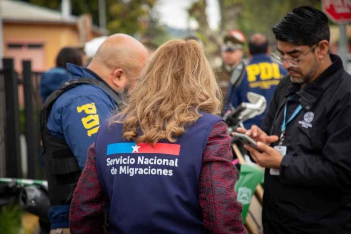De 3 a 5 años de prohibición de ingreso Gobierno fortalece las expulsiones administrativas De 3 a 5 años de prohibición de ingreso: Gobierno fortalece las expulsiones administrativas