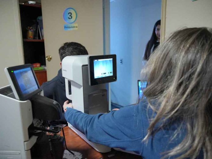 Del chequeo visual a los lentes gratuitos: 152 escolares reciben atención oftalmológica sin salir de Colina