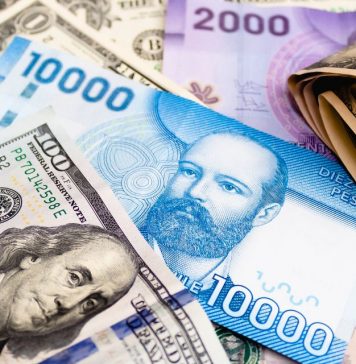 El dólar cede al inicio de semana: PIB de China sorprende al alza y el petróleo Brent roza máximos de cinco meses Dólara pesos chlenos economía mercado negocios inversiones Chile