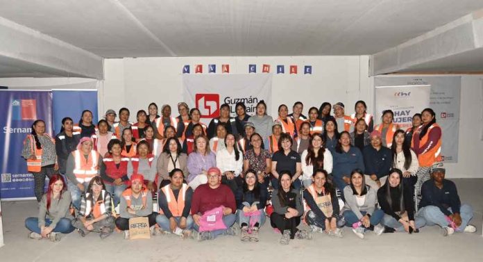 En el mes del cáncer de mama trabajadoras de la construcción reciben charla de prevención y salud femenina En el mes del cáncer de mama trabajadoras de la construcción reciben charla de prevención y salud femenina