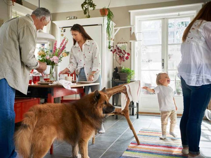 Estudio IKEA revela que el 77% de los chilenos acumula objetos que no sabe dónde guardar en su hogar