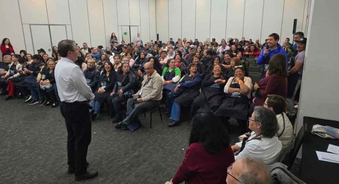 Feriantes de todo Chile abordaron el desarrollo del sector en encuentro nacional de Sercotec