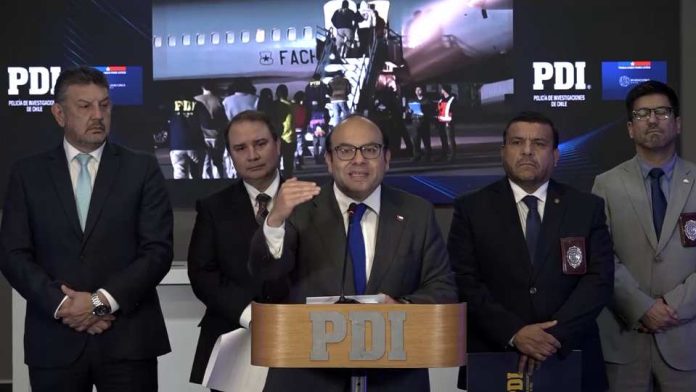Gobierno suma 1.764 expulsiones tras concretarse nuevo vuelo FACH con destino a Perú y Colombia