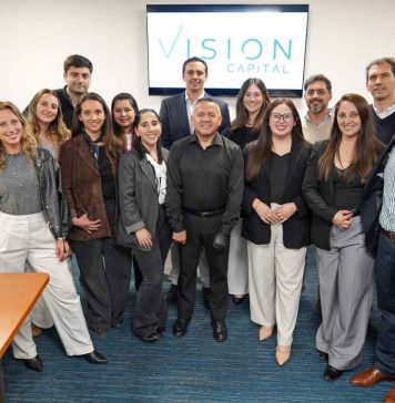 Madera recuperada y divisiones de cristal definen las nuevas oficinas de Vision Capital Madera recuperada y divisiones de cristal definen las nuevas oficinas de Vision Capital