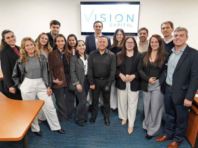 Madera recuperada y divisiones de cristal definen las nuevas oficinas de Vision Capital Madera recuperada y divisiones de cristal definen las nuevas oficinas de Vision Capital