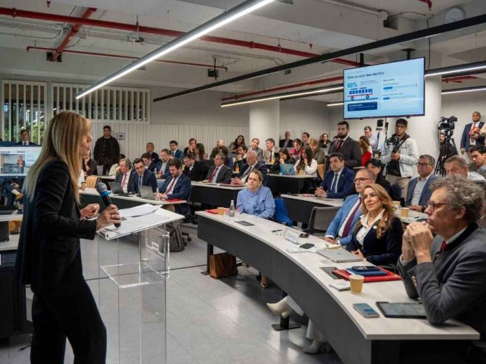Seminario internacional reunió a la industria, la academia y el Estado para debatir el rol de la electrificación en la transición energética Seminario internacional reunió a la industria, la academia y el Estado para debatir el rol de la electrificación en la transición energética
