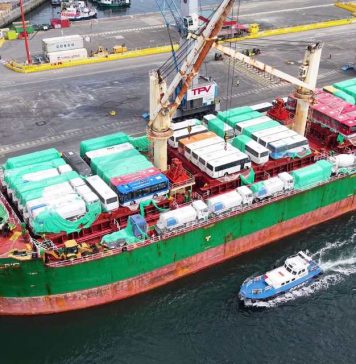 Terminal Portuario de Valparaíso concreta descarga masiva de vagones, buses y maquinaria Terminal Portuario de Valparaíso concreta descarga masiva de vagones, buses y maquinaria