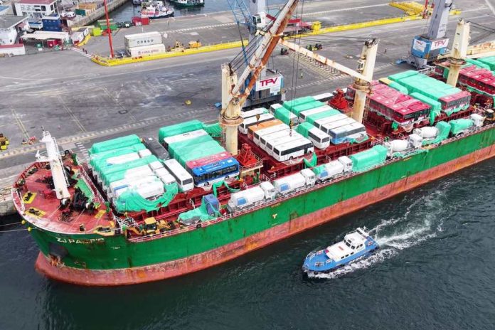 Terminal Portuario de Valparaíso concreta descarga masiva de vagones, buses y maquinaria Terminal Portuario de Valparaíso concreta descarga masiva de vagones, buses y maquinaria