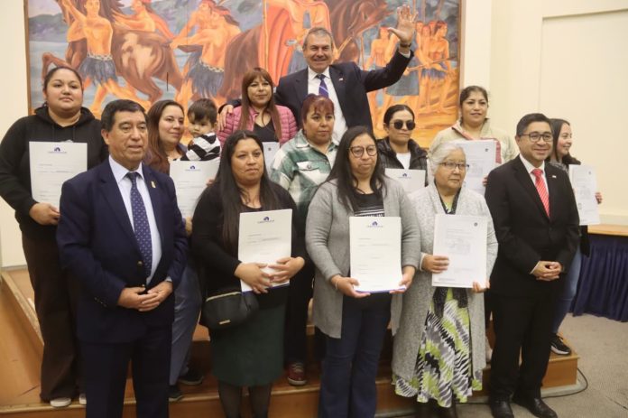 Tras 17 años de espera 58 familias de Los Domínicos en Cañete se transforman en propietarios de sus viviendas Tras 17 años de espera 58 familias de Los Domínicos en Cañete se transforman en propietarios de sus viviendas