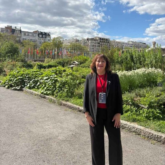 Vicerrectora de UDLA participa en Digital Learning Week 2026 de UNESCO en París y aborda desafíos de la IA para la educación superior